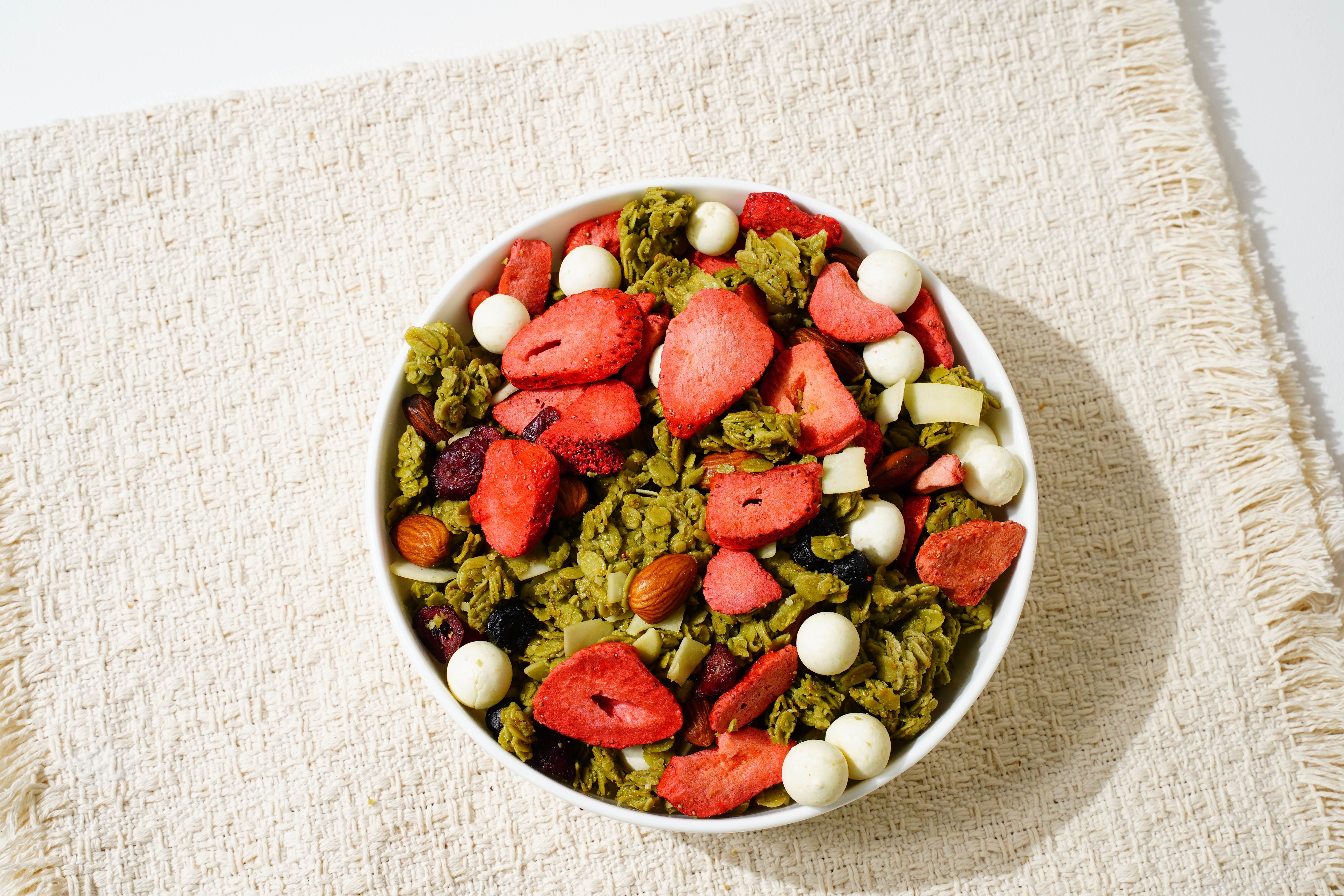 Uji Matcha & White Chocolate Crunchy Oat Clusters