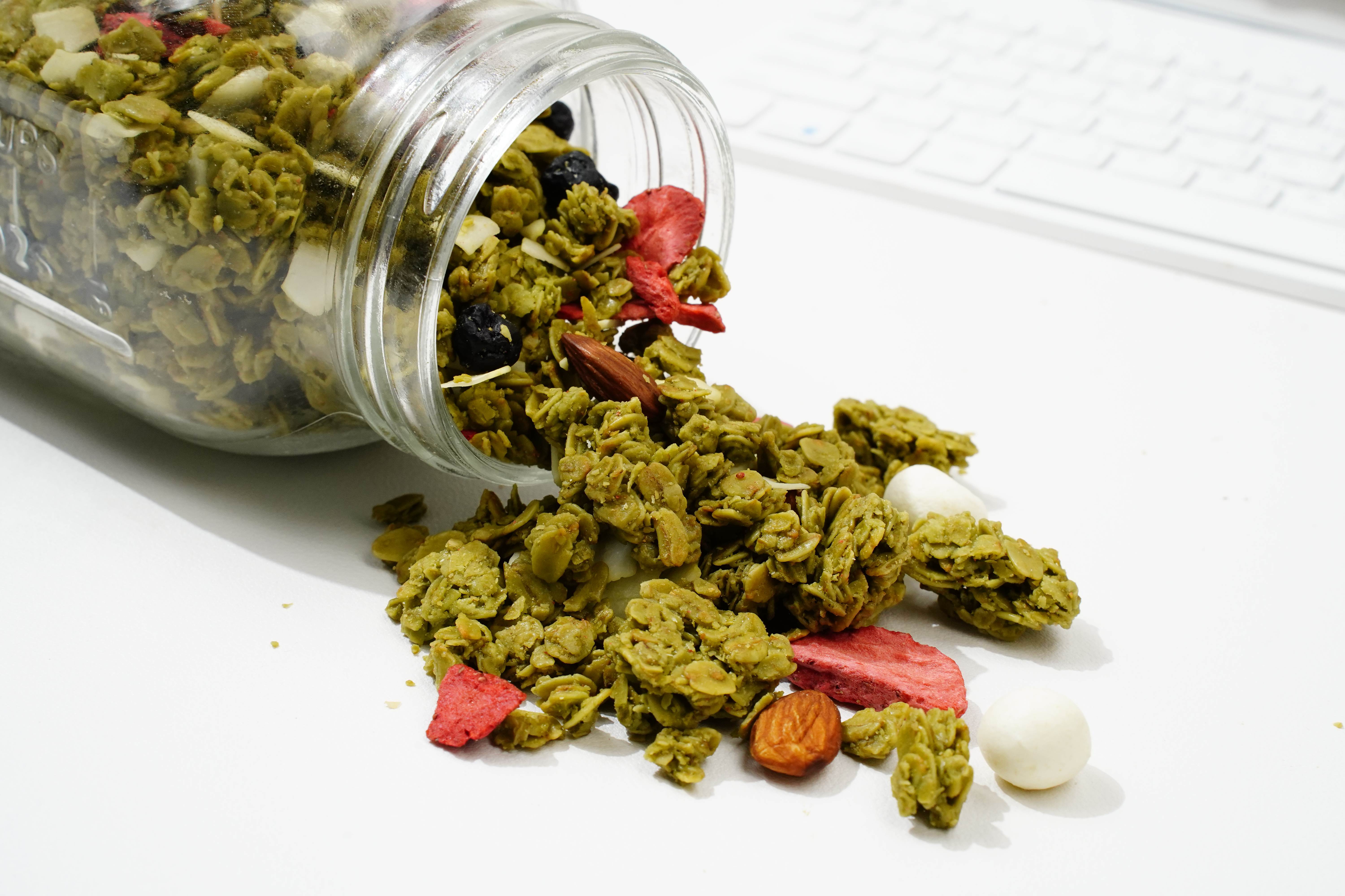 Uji Matcha & White Chocolate Crunchy Oat Clusters